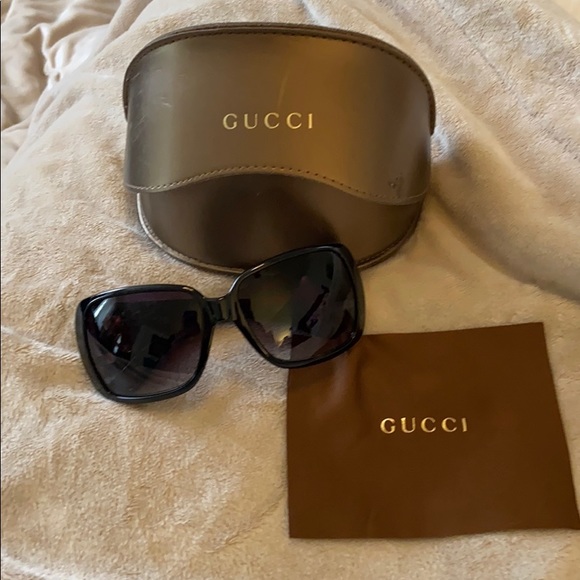Gucci Accessories - 🌟Host Pick!🌟 Gucci Black Heart Crest Sunglasses